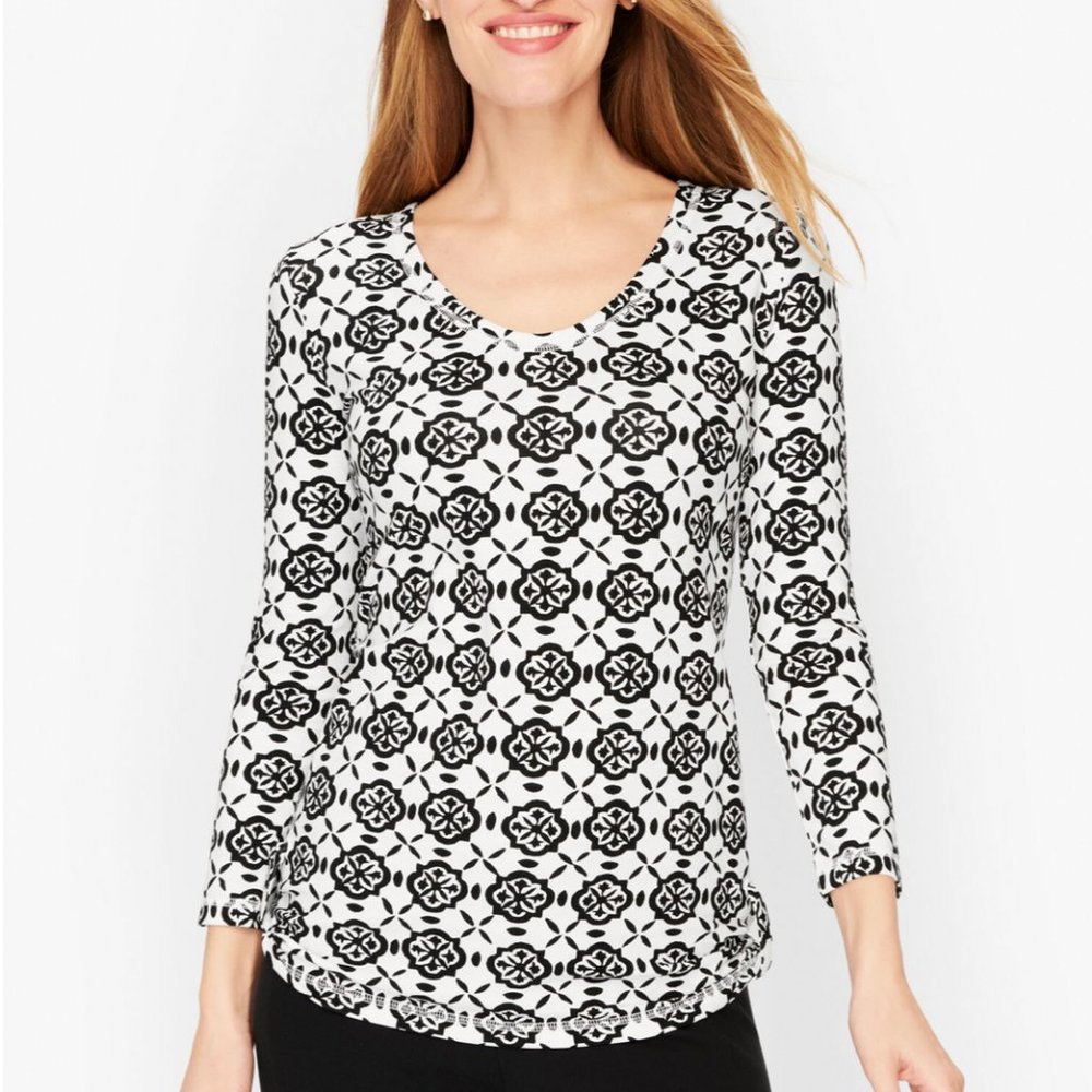 TALBOTS WHITE BLACK SCOOP NECK PRINTED 3/4 SLEEVE MEDALLION TOP